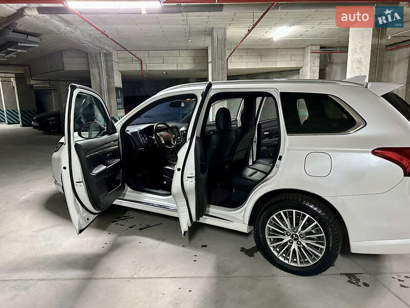 Внедорожник / Кроссовер Mitsubishi Outlander 2019 в Львове