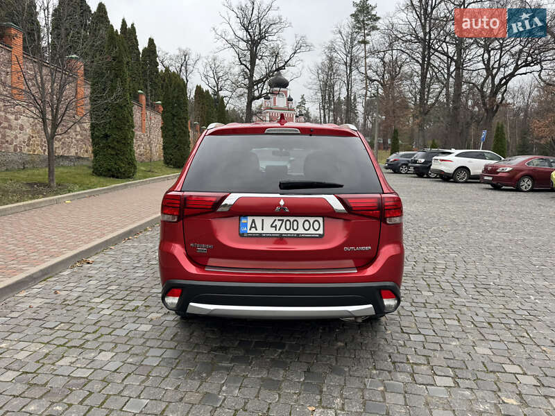 Внедорожник / Кроссовер Mitsubishi Outlander 2016 в Киеве