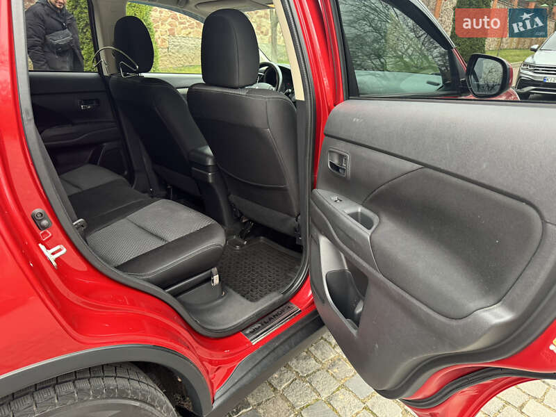 Внедорожник / Кроссовер Mitsubishi Outlander 2016 в Киеве