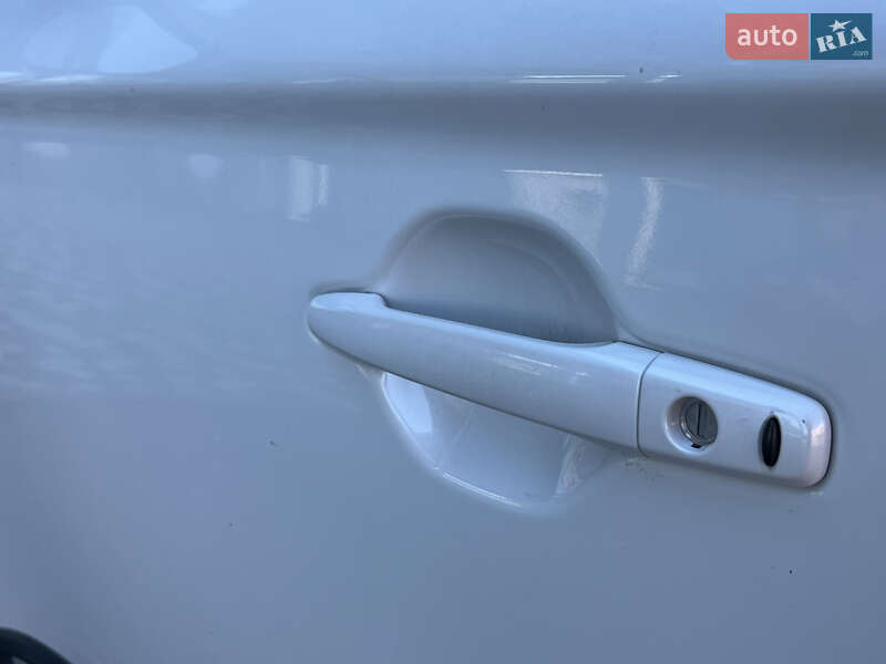 Внедорожник / Кроссовер Mitsubishi Outlander 2017 в Киеве