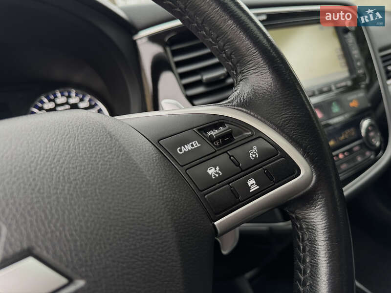 Позашляховик / Кросовер Mitsubishi Outlander 2015 в Дрогобичі