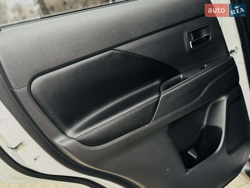 Позашляховик / Кросовер Mitsubishi Outlander 2015 в Дрогобичі