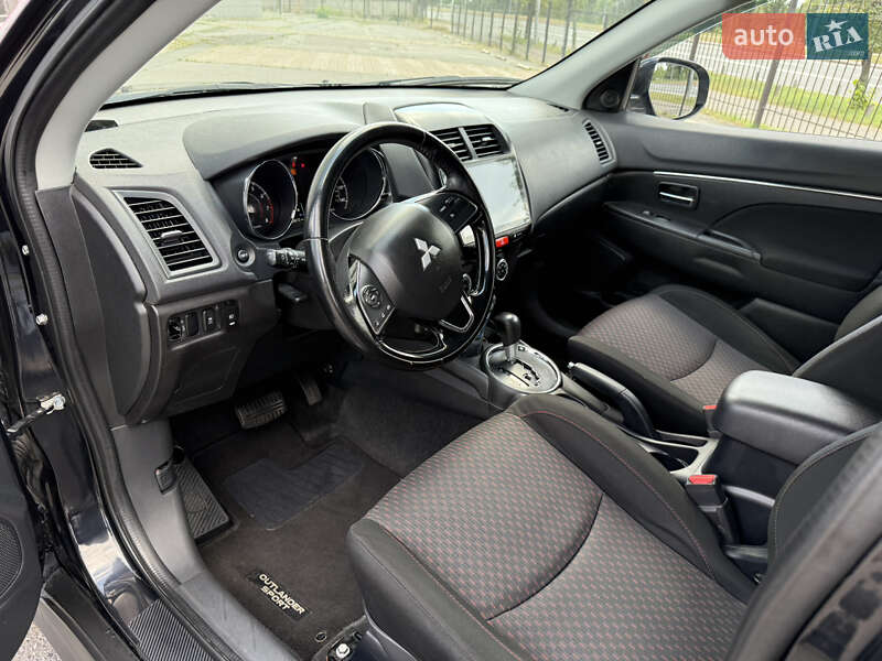 Внедорожник / Кроссовер Mitsubishi Outlander 2016 в Киеве