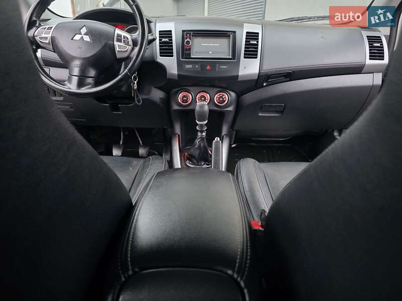 Внедорожник / Кроссовер Mitsubishi Outlander 2012 в Хмельницком