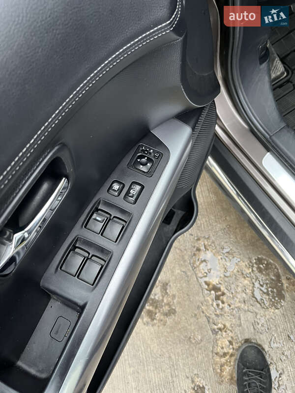 Внедорожник / Кроссовер Mitsubishi Outlander 2010 в Вараше фото 6 Внедорожник / Кроссовер Mitsubishi Outlander 2010 в Вараше