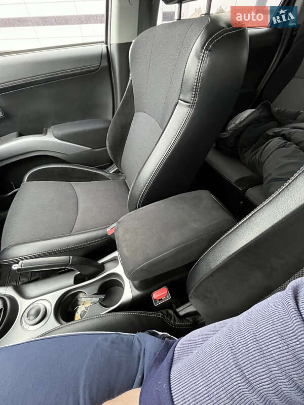 Внедорожник / Кроссовер Mitsubishi Outlander 2010 в Вараше фото 5 Внедорожник / Кроссовер Mitsubishi Outlander 2010 в Вараше
