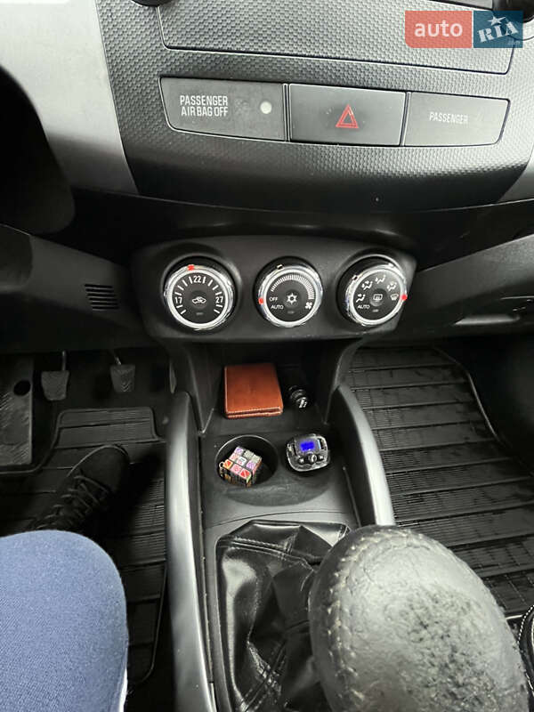 Внедорожник / Кроссовер Mitsubishi Outlander 2010 в Вараше фото 4 Внедорожник / Кроссовер Mitsubishi Outlander 2010 в Вараше