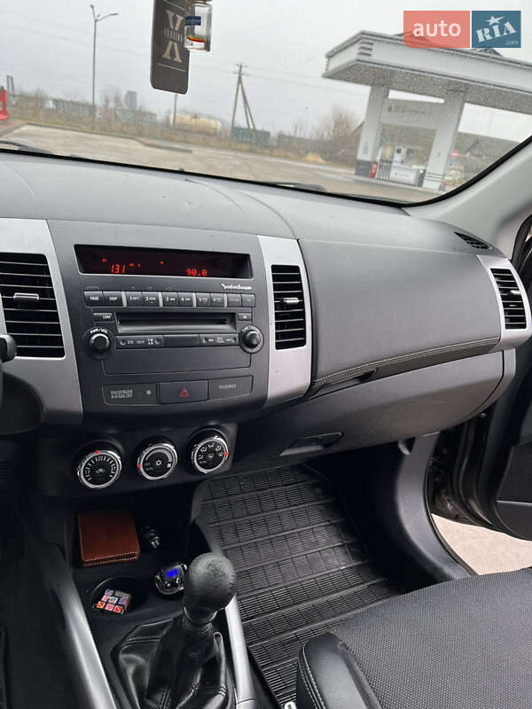 Внедорожник / Кроссовер Mitsubishi Outlander 2010 в Вараше фото 18 Внедорожник / Кроссовер Mitsubishi Outlander 2010 в Вараше