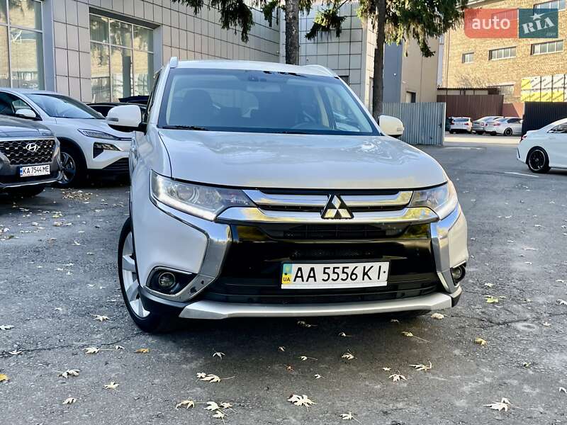 Позашляховик / Кросовер Mitsubishi Outlander 2015 в Києві