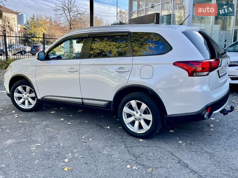 Позашляховик / Кросовер Mitsubishi Outlander 2015 в Києві