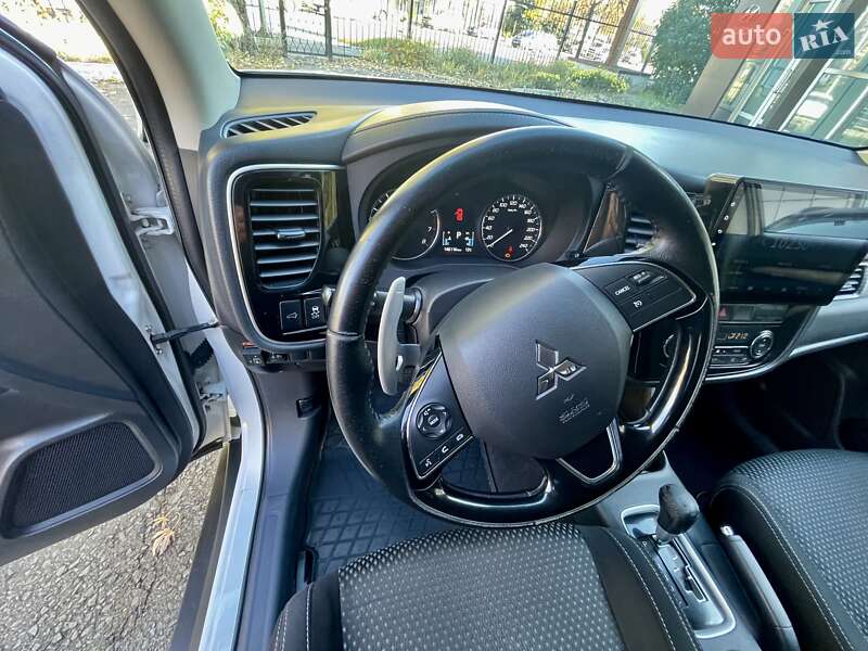 Позашляховик / Кросовер Mitsubishi Outlander 2015 в Києві
