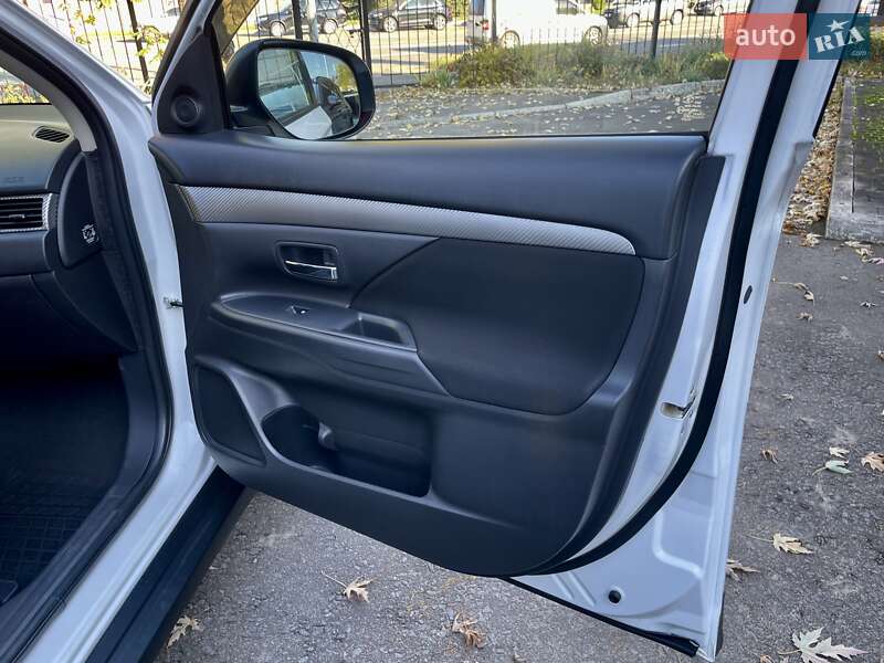 Позашляховик / Кросовер Mitsubishi Outlander 2015 в Києві