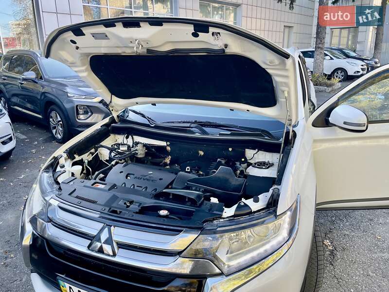 Позашляховик / Кросовер Mitsubishi Outlander 2015 в Києві