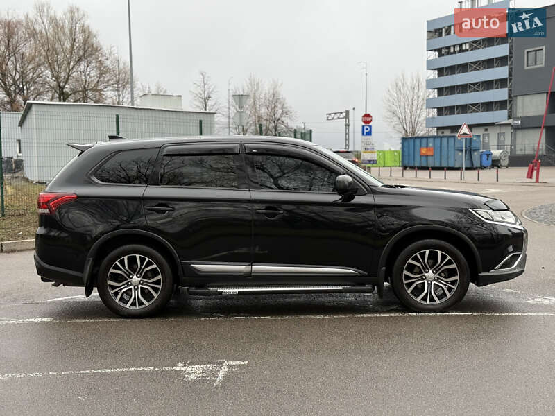 Внедорожник / Кроссовер Mitsubishi Outlander 2017 в Киеве