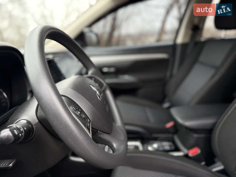 Внедорожник / Кроссовер Mitsubishi Outlander 2017 в Киеве