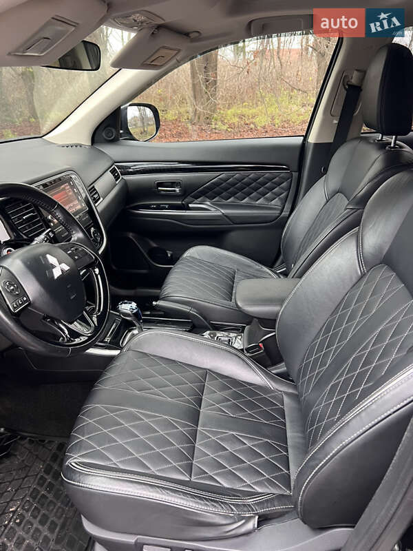 Позашляховик / Кросовер Mitsubishi Outlander 2017 в Луцьку