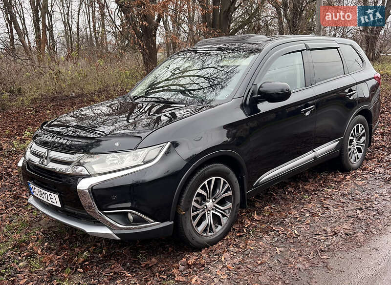 Позашляховик / Кросовер Mitsubishi Outlander 2017 в Луцьку