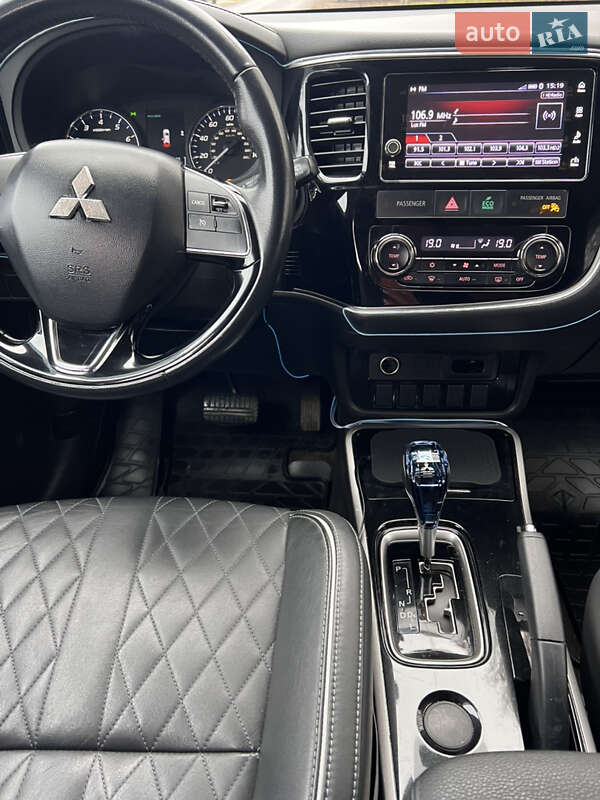 Позашляховик / Кросовер Mitsubishi Outlander 2017 в Луцьку