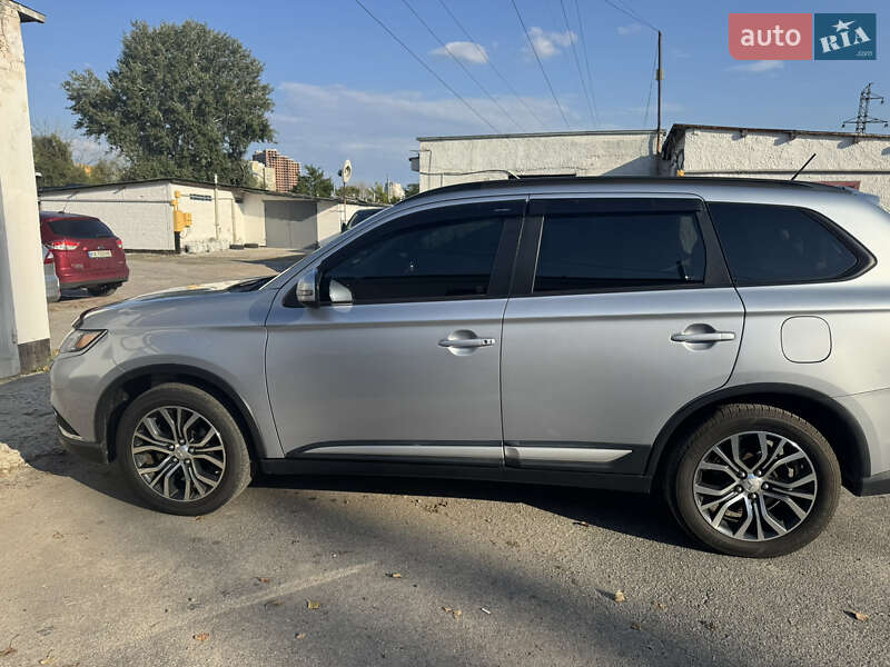 Позашляховик / Кросовер Mitsubishi Outlander 2016 в Києві