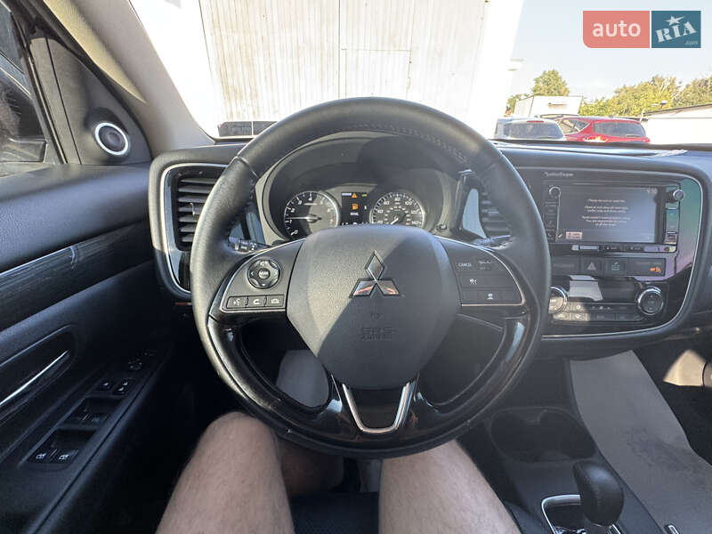 Позашляховик / Кросовер Mitsubishi Outlander 2016 в Києві