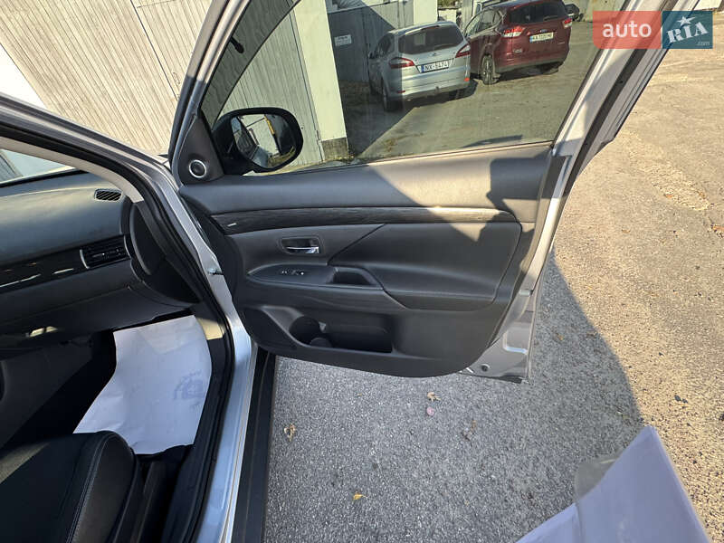 Позашляховик / Кросовер Mitsubishi Outlander 2016 в Києві