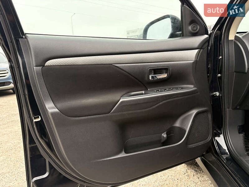 Позашляховик / Кросовер Mitsubishi Outlander 2017 в Львові фото 16 Позашляховик / Кросовер Mitsubishi Outlander 2017 в Львові