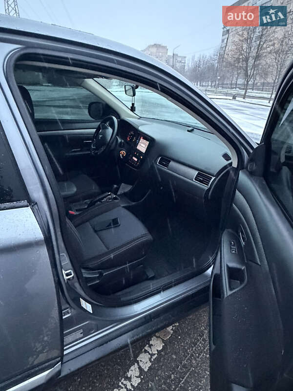 Внедорожник / Кроссовер Mitsubishi Outlander 2016 в Кривом Роге