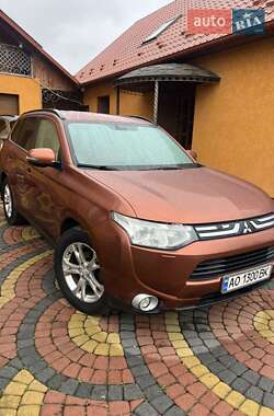 Внедорожник / Кроссовер Mitsubishi Outlander 2012 в Иршаве