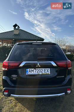 Внедорожник / Кроссовер Mitsubishi Outlander 2015 в Житомире