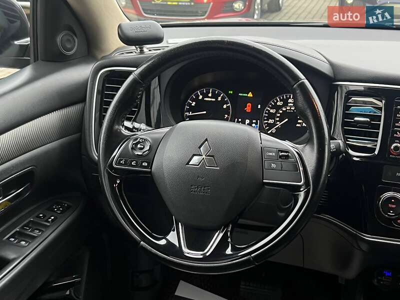 Позашляховик / Кросовер Mitsubishi Outlander 2016 в Івано-Франківську
