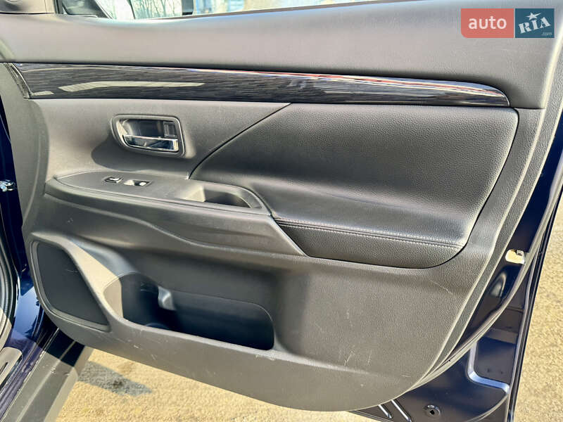 Позашляховик / Кросовер Mitsubishi Outlander 2016 в Чернівцях