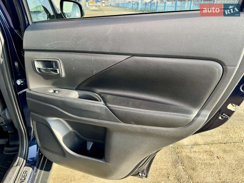 Позашляховик / Кросовер Mitsubishi Outlander 2016 в Чернівцях