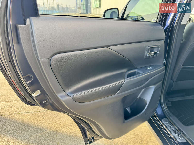 Позашляховик / Кросовер Mitsubishi Outlander 2016 в Чернівцях