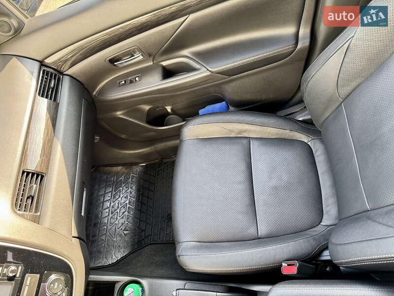 Позашляховик / Кросовер Mitsubishi Outlander 2016 в Чернівцях