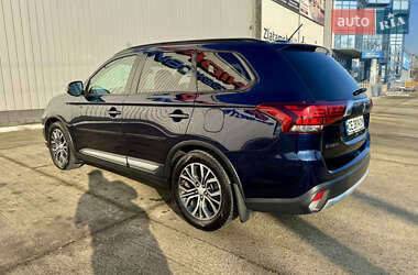 Позашляховик / Кросовер Mitsubishi Outlander 2016 в Чернівцях