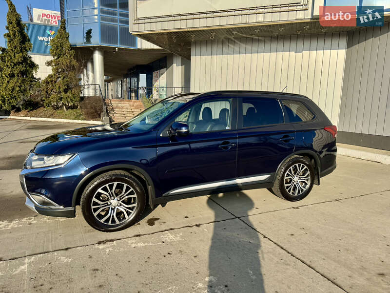 Позашляховик / Кросовер Mitsubishi Outlander 2016 в Чернівцях
