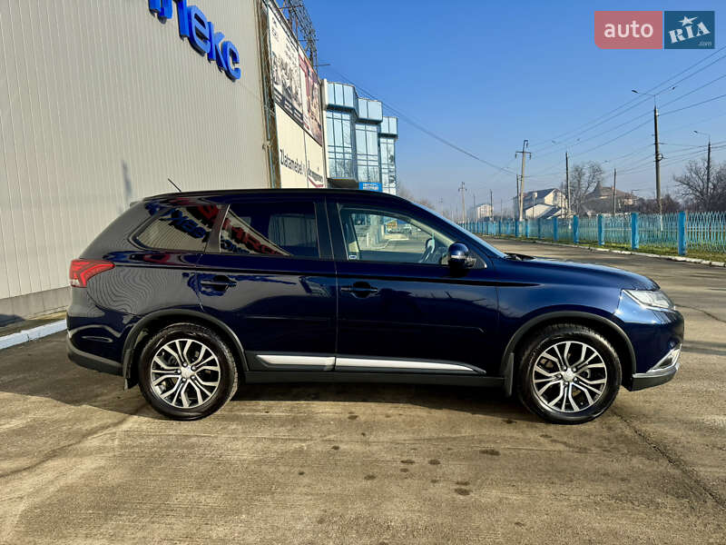 Позашляховик / Кросовер Mitsubishi Outlander 2016 в Чернівцях