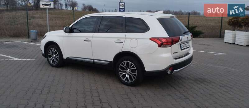 Внедорожник / Кроссовер Mitsubishi Outlander 2017 в Киеве