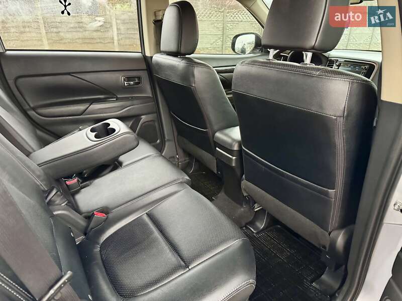 Внедорожник / Кроссовер Mitsubishi Outlander 2015 в Киеве