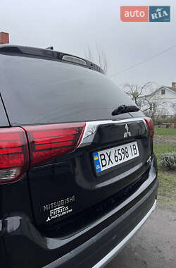 Позашляховик / Кросовер Mitsubishi Outlander 2017 в Нетішині