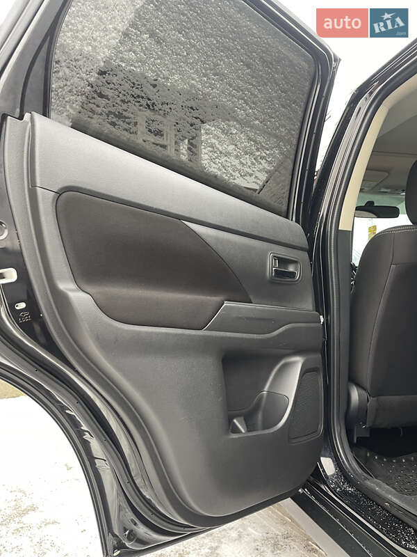 Внедорожник / Кроссовер Mitsubishi Outlander 2017 в Нетешине