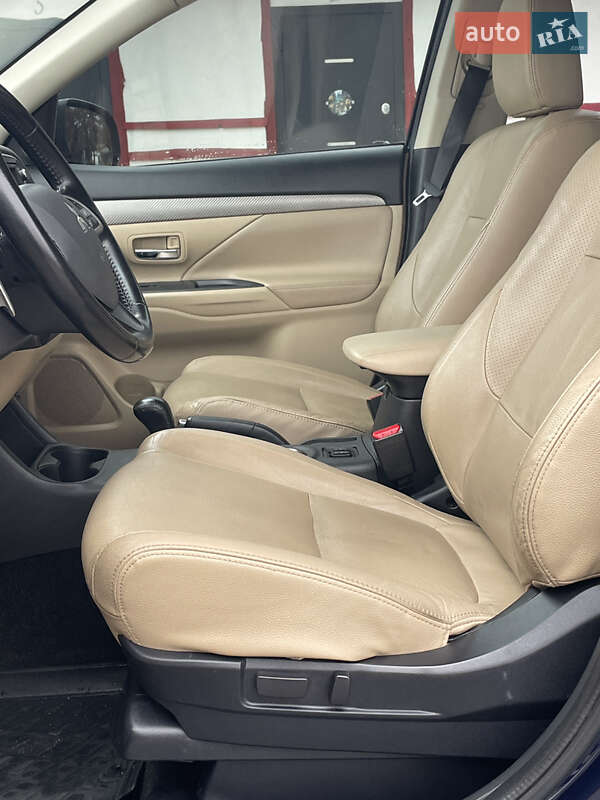 Позашляховик / Кросовер Mitsubishi Outlander 2013 в Мукачевому