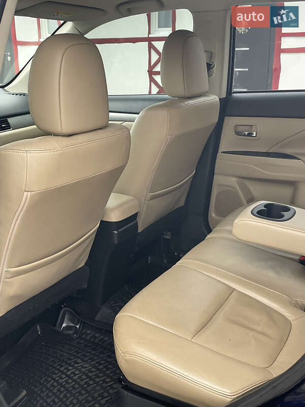 Позашляховик / Кросовер Mitsubishi Outlander 2013 в Мукачевому