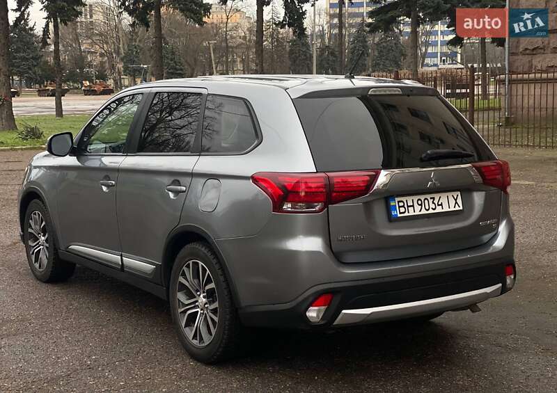 Внедорожник / Кроссовер Mitsubishi Outlander 2016 в Одессе