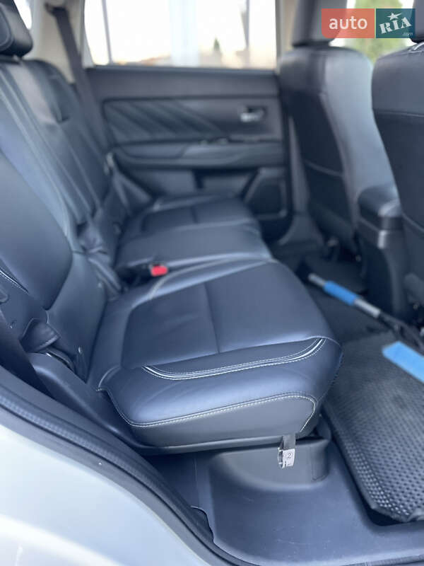Внедорожник / Кроссовер Mitsubishi Outlander 2017 в Киеве фото 72 Внедорожник / Кроссовер Mitsubishi Outlander 2017 в Киеве