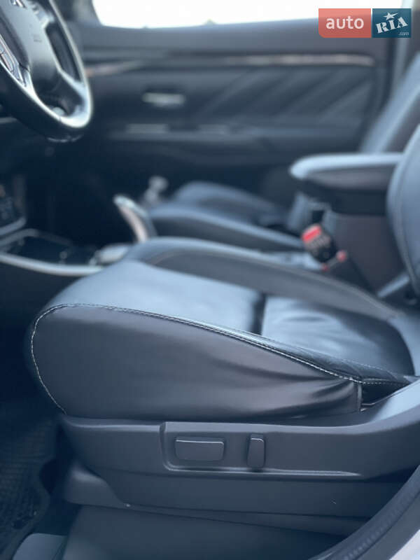 Внедорожник / Кроссовер Mitsubishi Outlander 2017 в Киеве фото 74 Внедорожник / Кроссовер Mitsubishi Outlander 2017 в Киеве