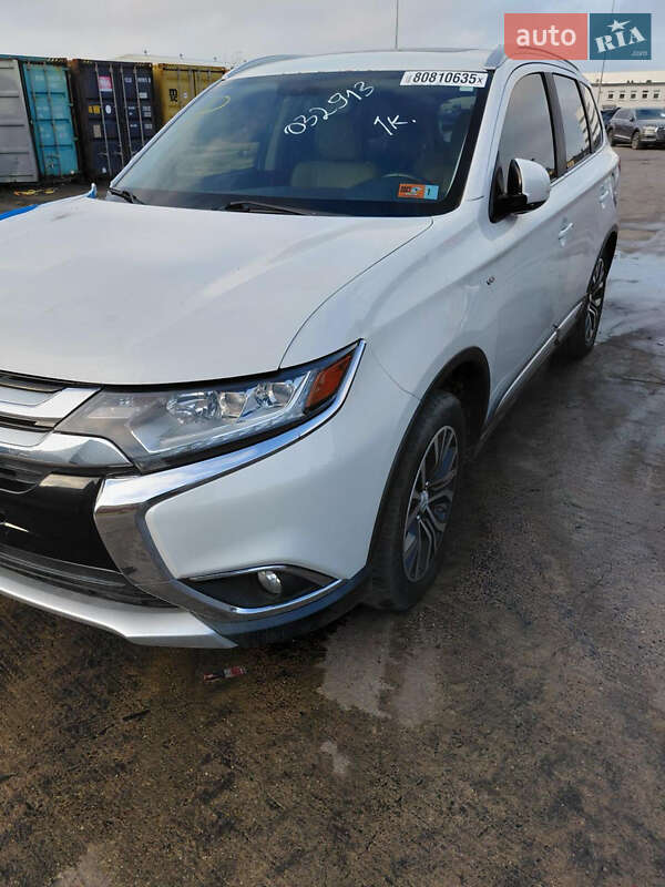 Позашляховик / Кросовер Mitsubishi Outlander 2016 в Звенигородці