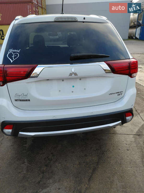 Позашляховик / Кросовер Mitsubishi Outlander 2016 в Звенигородці