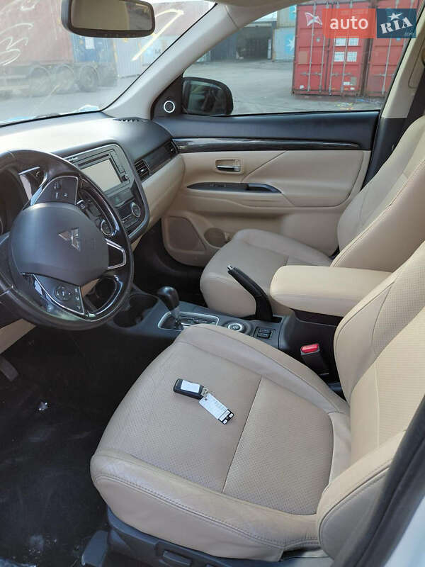 Позашляховик / Кросовер Mitsubishi Outlander 2016 в Звенигородці