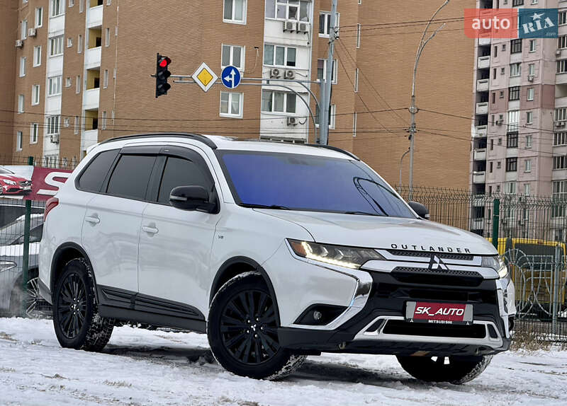 Позашляховик / Кросовер Mitsubishi Outlander 2020 в Києві
